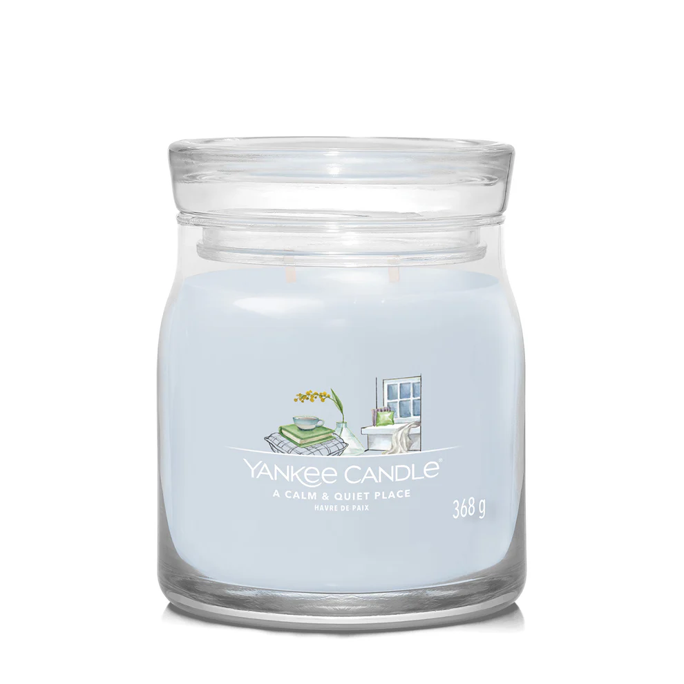 شمعة "يانكي كاندل" (Yankee Candle) الحجم المتوسط (Signature Medium Jar) - مكان هادئ وسكون