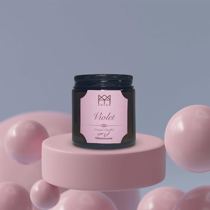 شمعة معطرة برائحة زهرة البنفسج