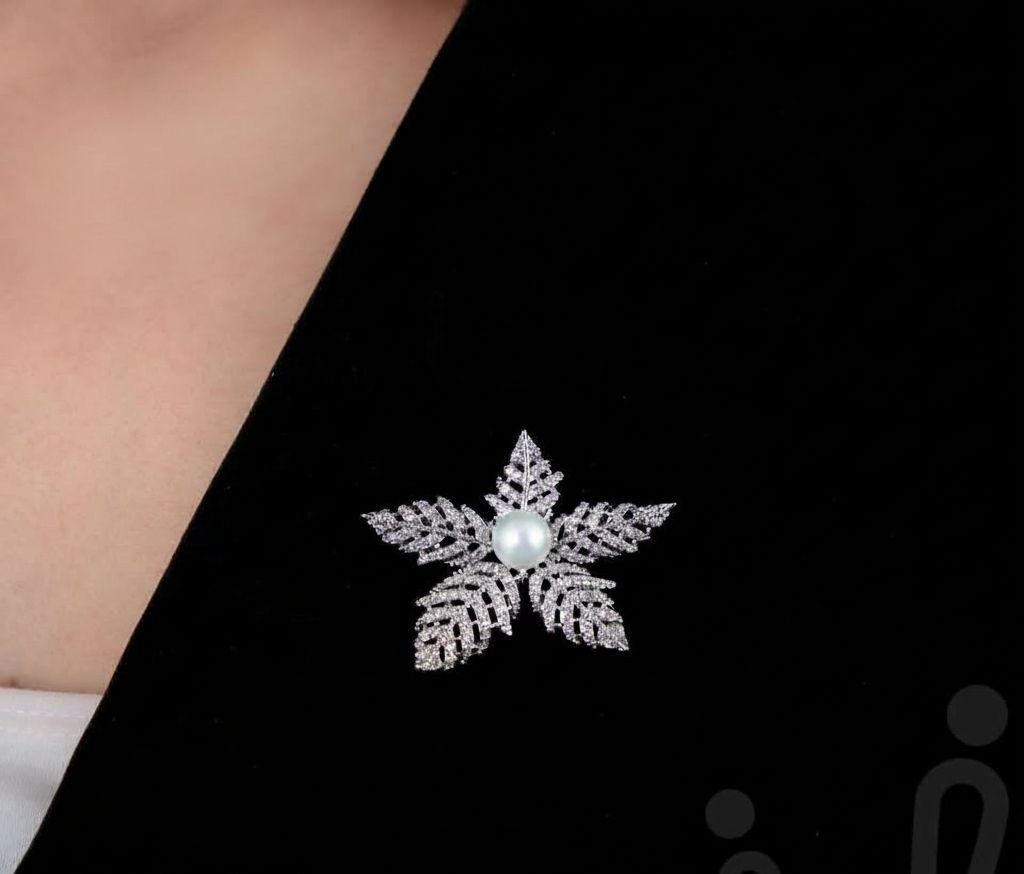 Platinum-plated brass brooch, code 8489