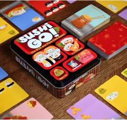 لعبة سوشي غو! (Sushi Go) لعبة بطاقات عائلية (اختر ومرر) من 2 إلى 5 لاعبين | لعبة سريعة باللغة الإنجليزية Sushi Go! The Pick and Pass Card Family Game 2-5 Players Quick Game English