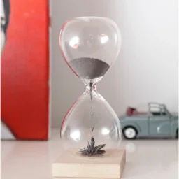 ساعة رملية بالرمل المغناطيسي – كود Y922 Kikkerland HOURGLASS MAGNETIC SAND - code Y922