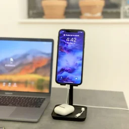 حامل هاتف قابل للتعديل – أسود Kikkerland ADJUSTABLE PHONE STAND BLACK