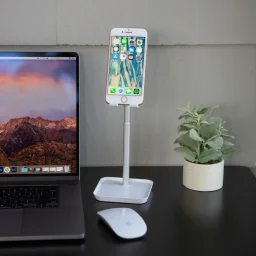 حامل هاتف قابل للتعديل – أبيض Kikkerland ADJUSTABLE PHONE STAND WHITE