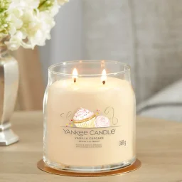 شمعة "يانكي كاندل" (Yankee Candle) الحجم المتوسط (Signature Medium Jar) - فانيلا كب كيك Yankee Candle Signature Medium Jar - Vanilla Cupcake