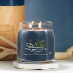 شمعة "يانكي كاندل" (Yankee Candle) الحجم المتوسط (Signature Medium Jar) - أرز خليج البحر Yankee Candle Signature Medium Jar - Bayside Cedar