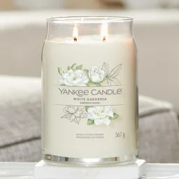 شمعة "يانكي كاندل" (Yankee Candle) الحجم الكبير (Signature Large Jar) - الجاردينيا البيضاء Yankee Candle Signature Large Jar - White Gardenia