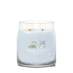 شمعة "يانكي كاندل" (Yankee Candle) الحجم المتوسط (Signature Medium Jar) - مكان هادئ وسكون Yankee Candle Signature Medium Jar - A Calm & Quiet Place