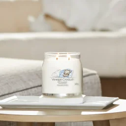 شمعة "يانكي كاندل" (Yankee Candle) الحجم المتوسط (Signature Medium Jar) - غطاء ناعم Yankee Candle Signature Medium Jar - Soft Blanket
