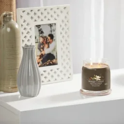 شمعة "يانكي كاندل" (Yankee Candle) الحجم المتوسط (Signature Medium Jar) - فانيلا بين إسبريسو Yankee Candle Signature Medium Jar - Vanilla Bean Espresso