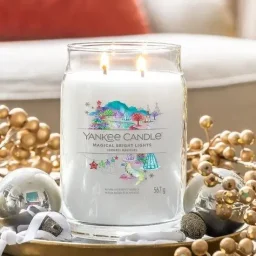 شمعة "يانكي كاندل" (Yankee Candle) الحجم الكبير (Signature Large Jar) - أضواء سحرية ساطعة Yankee Candle Signature Large Jar - Magical Bright Lights