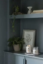 شمعة "يانكي كاندل" (Yankee Candle) الحجم المتوسط (Signature Medium Jar) - ذكريات عطلة نهاية الأسبوع في الغابة Yankee Candle Signature Medium Jar - Woodland Weekend Memories