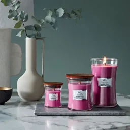 شمعة "وود ويك" (WoodWick) كبيرة بتصميم الساعة الرملية - التوت البري والشمندر WoodWick Hourglass Large Candle - Wild Berry & Beets