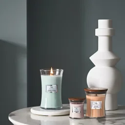 شمعة "وود ويك" (WoodWick) كبيرة بتصميم الساعة الرملية - خشب الميرمية وعشب البحر WoodWick Hourglass Large Candle - Sagewood & Seagrass