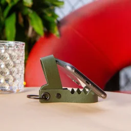 كيكر لاند حامل هاتف على شكل تمساح Kikkerland Gator Phone Stand