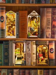 مكتبة شكسبير المصغّرة – زاوية كتب Shakespeare Bookstore Book Nook
