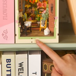 زاوية الأزهار المصغّرة Floral Corner Book Nook