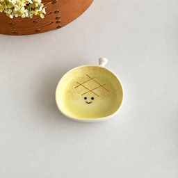طبق سيراميك صغير بتصاميم مخبوزات لطيفة Small Ceramic Plate with Cute Pastry Designs