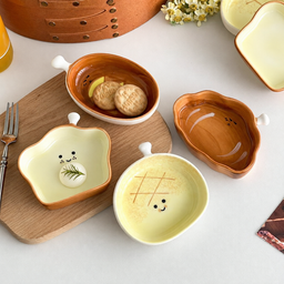 طبق سيراميك صغير بتصاميم مخبوزات لطيفة Small Ceramic Plate with Cute Pastry Designs