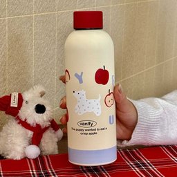 مطارة ماء كريمية بغطاء أحمر – تفاحة أو جرو Cream Water Bottle with Red Lid – Apple or Puppy