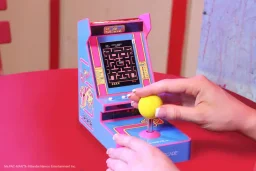 مشغل الألعاب My Arcade Ms. Pac-Man جويستيك: ألعاب أركيد الكلاسيكية، ألعاب ريترو، جهاز ألعاب فيديو صغير، وضعان للعب، هدية مثالية لأعياد الميلاد My Arcade Ms. Pac-Man Joystick Player: Arcade Classics, Retro Games, Mini Video Game Console, 2 Game Modes, Birt