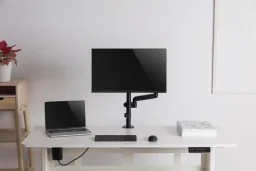 ذراع حامل شاشة فردي يثبت على عمود من "جيم أون" (GAMEON) للمقاسات 17-32 بوصة - لون أسود GAMEON Pole-Mounted Single Monitor Arm 17"-32" - Black
