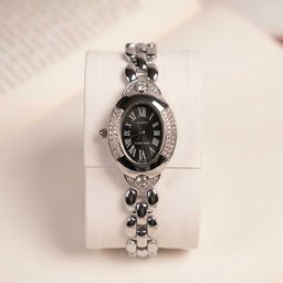 ساعة كارتير نسائية فضية مرصعة مع تصميم بيضاوي فاخر Women's Silver Cartier Watch & Classic Dial