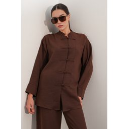 طقم نسائي قطعتين قميص وبنطلون كتان واسع 30126 - بني Women's Oversize Linen Shirt and Pants Two-Piece Set 30126 - Brown