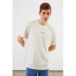 تيشيرت Leo رجالي أوفرسايز 100% قطن بياقة دائرية وتفاصيل طباعة - إكرو Leo Men's Oversize T-Shirt 100% Cotton Crew Neck with Print Detail - Ecru