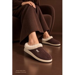 شبشب منزلي نسائي شتوي Muggo BLADE مبطن بالفرو ونعل مريح - بني Muggo BLADE Women's Winter Home Slippers - Fur Lined, Comfortable Sole - Brown