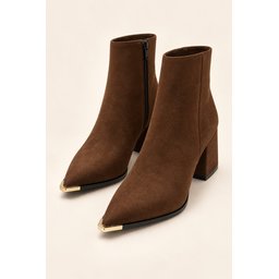 بوت نسائي MUGGO WESTRA بسحاب، مقدمة مدببة، كعب سميك، تفاصيل معدنية - بني سويدي Muggo WESTRA Women's Pointed Toe Ankle Boots with Metal Detail, Chunky Heel & Zipper - Brown Suede