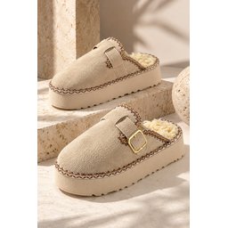 شبشب نسائي شتوي يومي Muggo MAYRA مبطن بالفرو مع إبزيم - بيج Muggo MAYRA Women's Winter Daily Slipper with Buckle and Faux Fur Lining - Beige