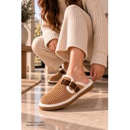Muggo CLAY شبشب نسائي شتوي من الفرو الصناعي مع إبزيم - لون توبا Muggo CLAY Women's Plush Winter House Slippers with Buckle - Taba