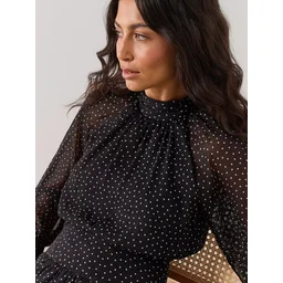 فستان ميدي أسود بنقشة البولكا دوت وأكمام مكشكشة Polka dot dress with puffed sleeves