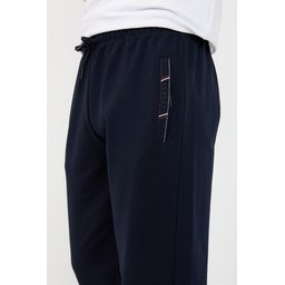 بنطال رياضي رجالي كحلي بقصة مريحة مع تفاصيل تطريز وجيب بسحاب Men's Navy Blue Relaxed Fit Sweatpants with Zipper Pocket & Embroidery Detail