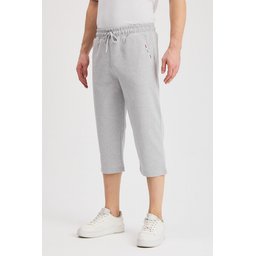 شورت برمودا رجالي رمادي بجيوب جانبية، طول الركبة، خصر مطاطي قابل للتعديل Men's Grey Bermuda Shorts with Side Pockets, Knee-Length, Adjustable Elastic Waist
