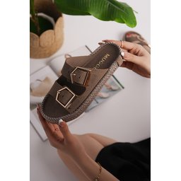 Muggo GOLDY - شبشب نسائي مريح بتصميم عصري ومشبكين قابلين للتعديل - بني Muggo GOLDY Women's Double Buckle Adjustable Comfort Sole Daily Slippers - Brown