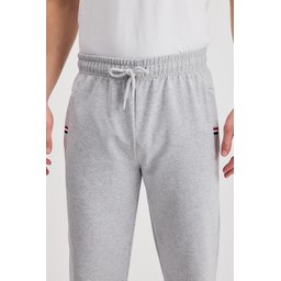 بنطلون رياضي رجالي رمادي مريح بقصة مستقيمة مع تفاصيل تطريز وجيوب بسحاب Men's Grey Comfortable Straight-Leg Sweatpants with Zipper Pockets & Embroidery