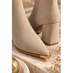 بوت نسائي MUGGO WESTRA بكعب سميك ومدبب مع تفاصيل معدنية وسحاب - بيج سويدي Muggo WESTRA Women's Pointed Toe Chunky Heel Boot with Metal Detail & Zipper - Beige Suede