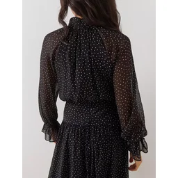 فستان ميدي أسود بنقشة البولكا دوت وأكمام مكشكشة Polka dot dress with puffed sleeves