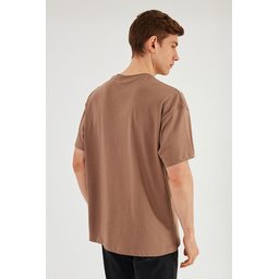 تيشيرت رجالي Leo بقصة واسعة 100% قطن بياقة دائرية وتفاصيل طباعة - لون فيزون Leo Men's Oversize T-Shirt 100% Cotton Crew Neck with Print Detail - Vizon