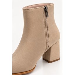 بوت نسائي MUGGO WESTRA بكعب سميك ومدبب مع تفاصيل معدنية وسحاب - بيج سويدي Muggo WESTRA Women's Pointed Toe Chunky Heel Boot with Metal Detail & Zipper - Beige Suede