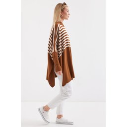 15783 بونشو تريكو واسع بفتحات جانبية - لون حليبي 15783 Oversize Slit Poncho Knit Sweater - Milky Coffee