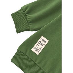 سويت شيرت أطفال موسمي بتفاصيل ملصق - أخضر زيتي (2-10 سنوات) Kids' Seasonal Sweatshirt with Label Detail - Oil Green (2-10 Years)