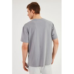 تيشيرت رجالي Leo Oversize قطن 100% بياقة دائرية وطبعة صدر - رمادي Leo Men's Oversize T-Shirt 100% Cotton Crew Neck with Chest Print - Grey