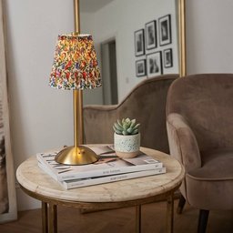 تيبل لامب بغطاء قماش مشجّر Table lamp with a patterned fabric shade
