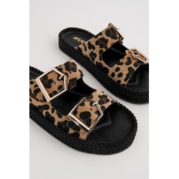 Muggo GOLDY شبشب نسائي مريح بنعل سميك قابل للتعديل بإبزيم مزدوج - نقشة الفهد Muggo GOLDY Women's Double Buckle Adjustable Comfort Sole Daily Slippers - Leopard Print