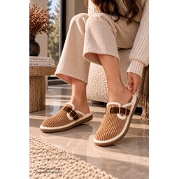 Muggo CLAY شبشب نسائي شتوي من الفرو الصناعي مع إبزيم - لون توبا Muggo CLAY Women's Plush Winter House Slippers with Buckle - Taba