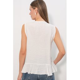 بلوزة نسائية بيضاء بياقة V وتفاصيل ربط وكشكشة - 40033 Women's V-Neck Tie-Detail Ruffled Blouse 40033 - White