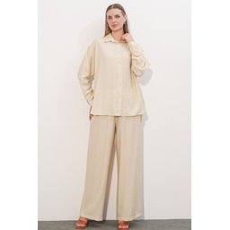 طقم نسائي قطعتين بنطلون وقميص بنسيج مميز 6710 - إيكرو Women's Textured Shirt and Pants Two-Piece Set 6710 - Ecru