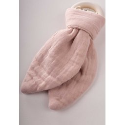 عضاضة أسنان من قماش الموسلين والخشب الطبيعي - وردي بودرة Muslin Fabric and Natural Wood Teether - Powder Pink